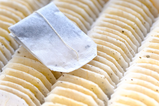 茶包特写在茶叶包装的宏观视角图片下载