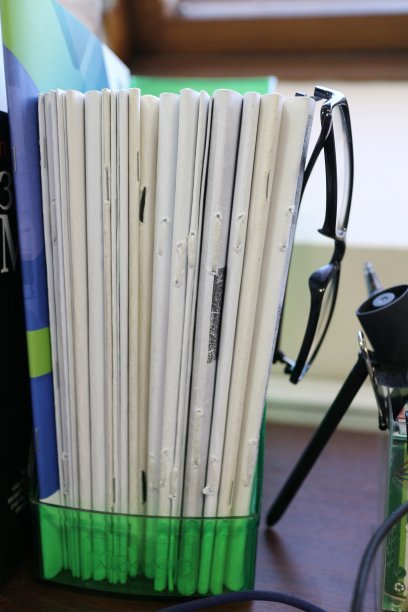 办公桌上放着带笔和纸的玻璃图片下载