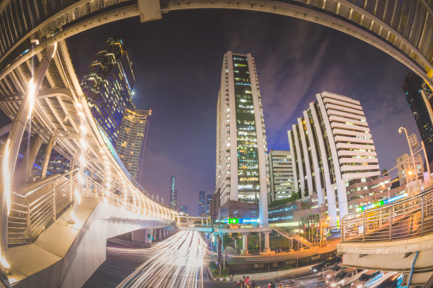 泰国曼谷市中心，阿索克，Silom, CBD Sathorn的空中步道narathiwassathorn和空中火车站Chong Nonsi图片下载