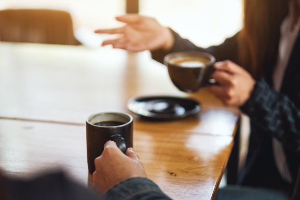 人们喜欢在咖啡馆里一起聊天喝咖啡图片下载