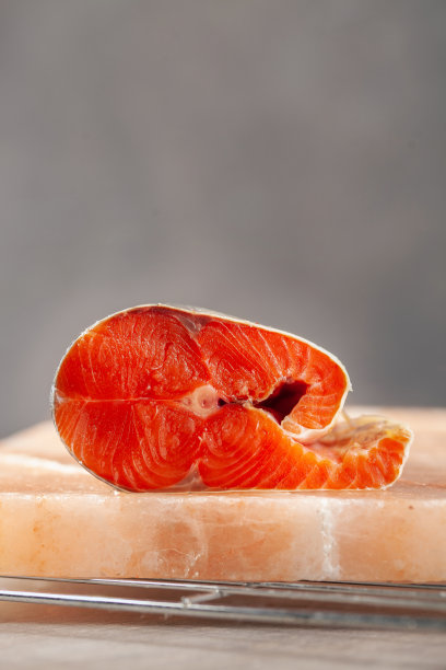 在盐块上钓鲑鱼。在厨房里用盐块。图片下载