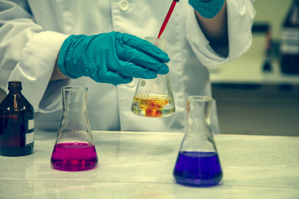 冠状病毒检疫概念，化学实验室中covid-19检测，蓝色图片下载