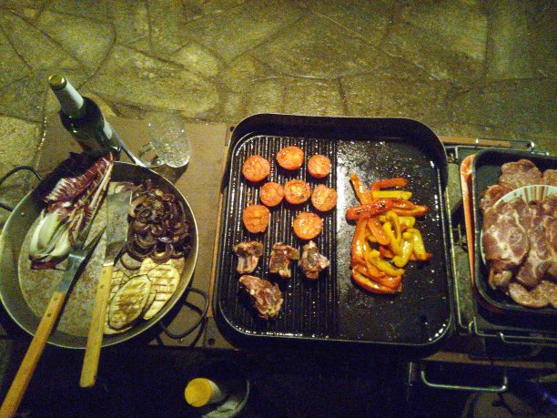户外的家庭烧烤图片下载