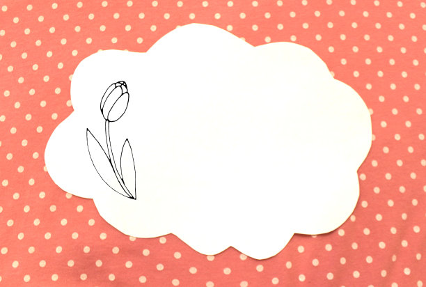 在粉红色圆点布料上的云朵形状的白纸照片。背景文字，问候，邀请，节日，复活节。彩色抽象模型模板与花郁金香图片下载