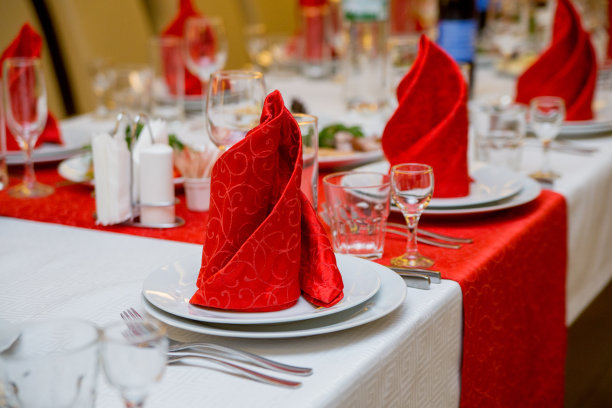 宴会桌上的食物和饮料图片下载