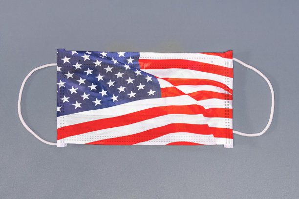 带有美国国旗的防护纱布口罩，灰色背景的医用防护口罩图片下载