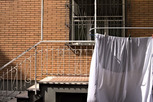 阳台外晾衣架上的白床单(意大利，Pesaro，欧洲)图片下载