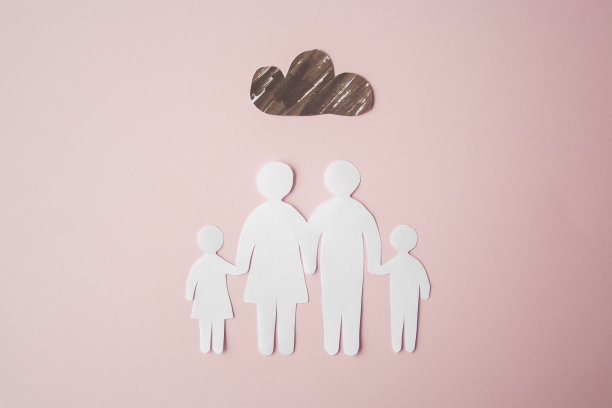 纸家庭剪在亮粉色的背景上，上面有云，家庭家园，寄养，家庭心理健康，离婚和家庭危机的概念图片下载