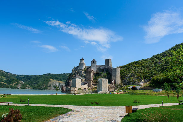 塞尔维亚多瑙河上的哥鲁巴克要塞图片下载