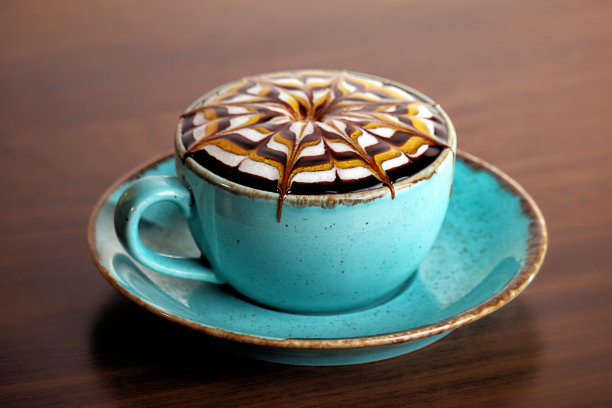 木桌上放着美味的焦糖咖啡图片下载