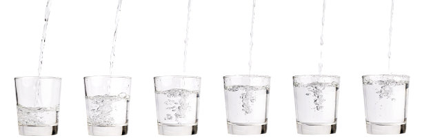 将水倒入一个带有剪切路径的玻璃中。图片下载