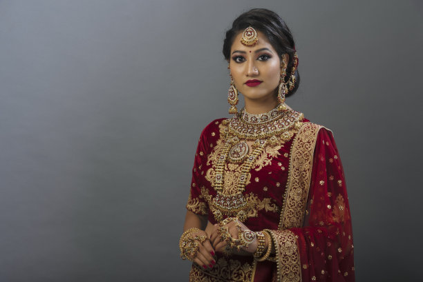 年轻的印度妇女穿着婚纱，戴着珠宝，化妆图片下载