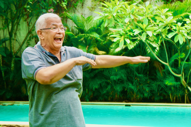 年长的男人在户外锻炼图片下载