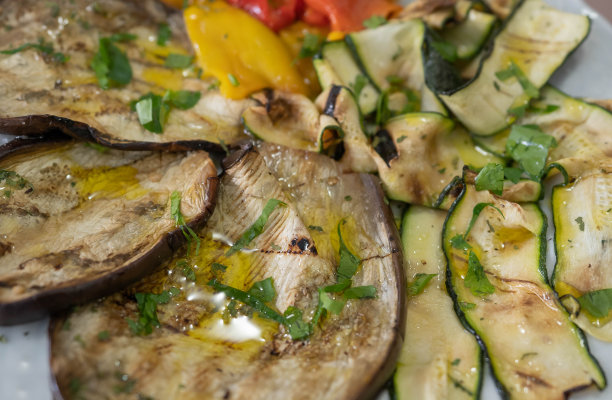 白色盘子上的烤蔬菜，选择性聚焦图片下载