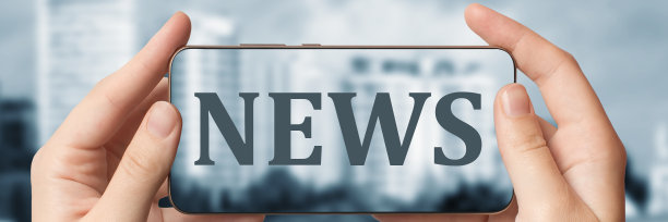 媒体新闻的概念。一个女孩手里拿着现代智能手机。图片下载