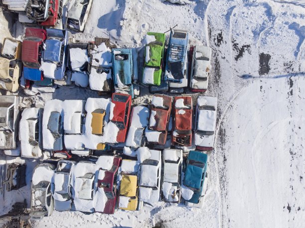 冬季准备回收的一大堆旧汽车，这是用飞行器拍摄的照片图片下载