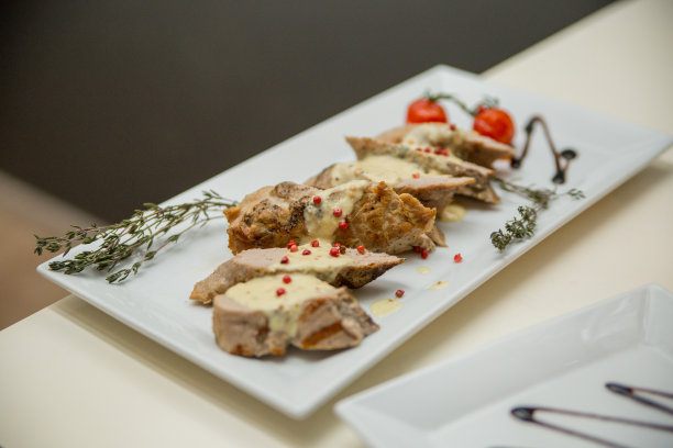 餐馆里切在盘子上的肉图片下载