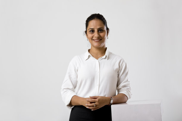 背景为白色的快乐女商人图片下载