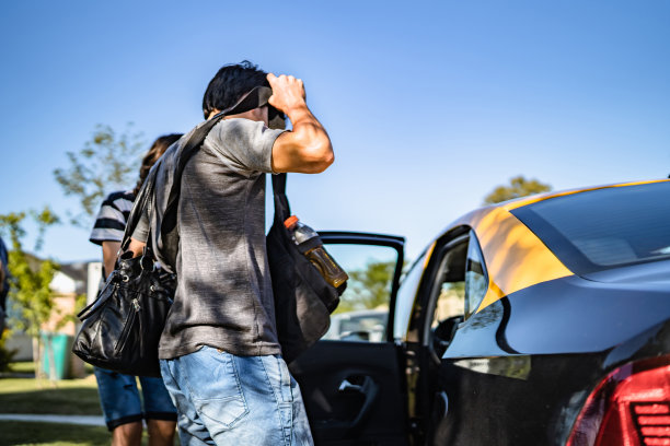 拿着包的人进了车图片下载