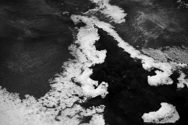 冻结水面的黑白照片图片下载