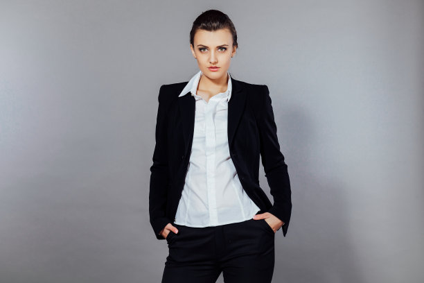 美丽的女孩在灰色的工作室摆姿势图片下载