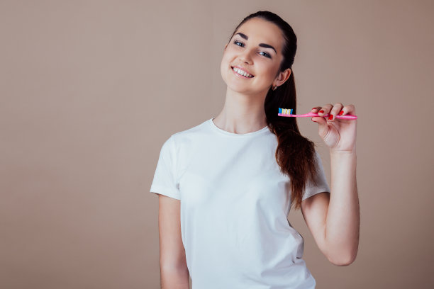 用牙刷刷牙的漂亮女人图片下载