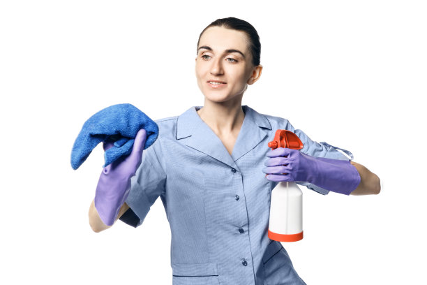 一个穿着女保洁员制服的女人拿着抹布和用来擦窗户的喷雾惊讶地看着他们。孤立在白色背景上。清洗玻璃图片下载