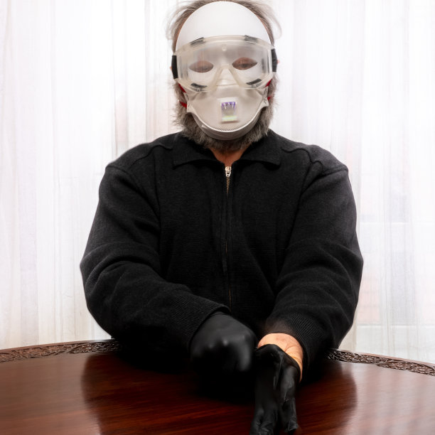 戴着防护手套的手图片下载