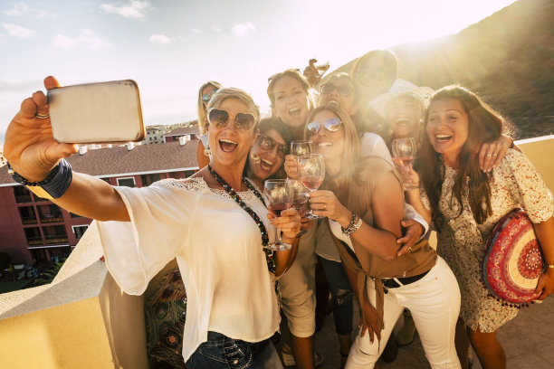 户外派对中快乐的年轻女性自拍庆祝素材图片