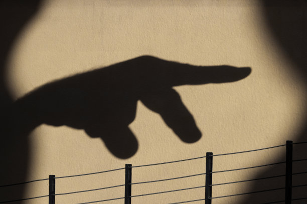 手在灯光下的阴影图片下载