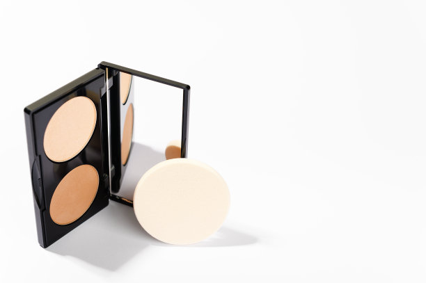 专业彩妆用装饰化妆品。用镜子和海绵打开长方形盒子。面部皮肤矫正的轮廓粉。美丽的概念。复制空白背景空间图片下载