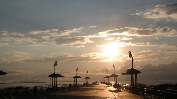 湖边冉冉升起的黄光图片下载