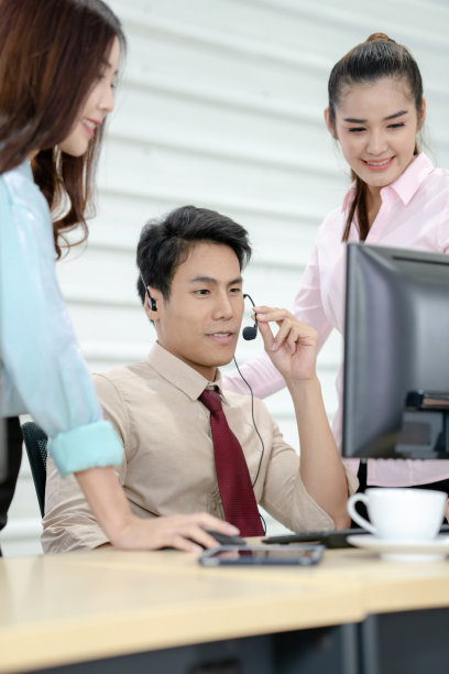 成功的商务团队在呼叫中心工作图片下载
