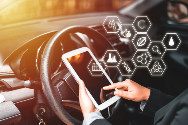 在交通堵塞中，在平板电脑上看计划图片下载