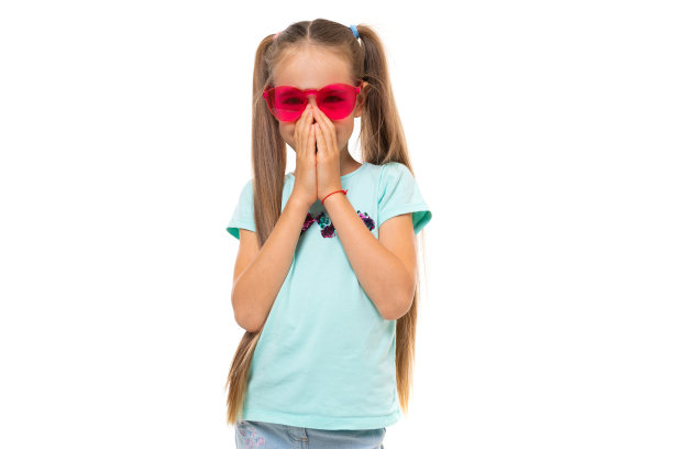 时尚少女在蓝色t恤手势，肖像孤立在白色的背景图片下载