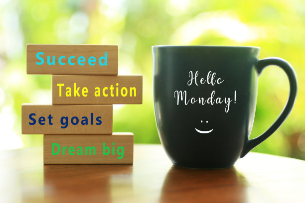 周一咖啡杯和灵感单字木块-梦想大。设定目标。采取行动。成功。图片下载