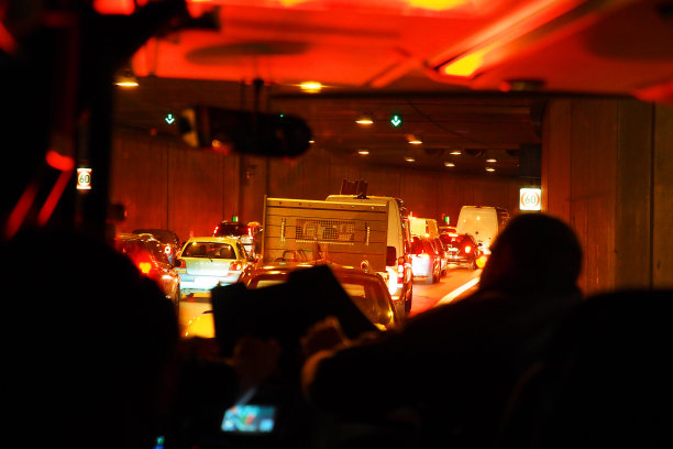 城市汽车隧道的交通堵塞。停车，事故，城市生活。从巴士上看图片下载