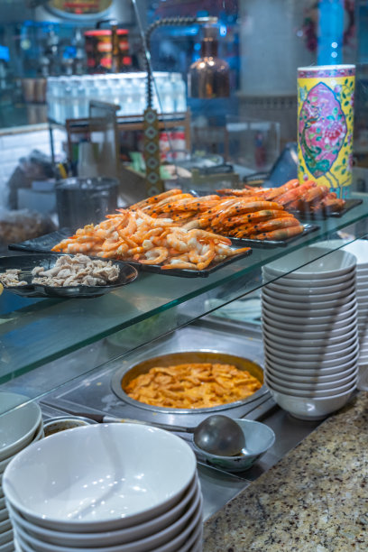 小吃摊厨房柜台内煮熟的虾和猪肉图片下载