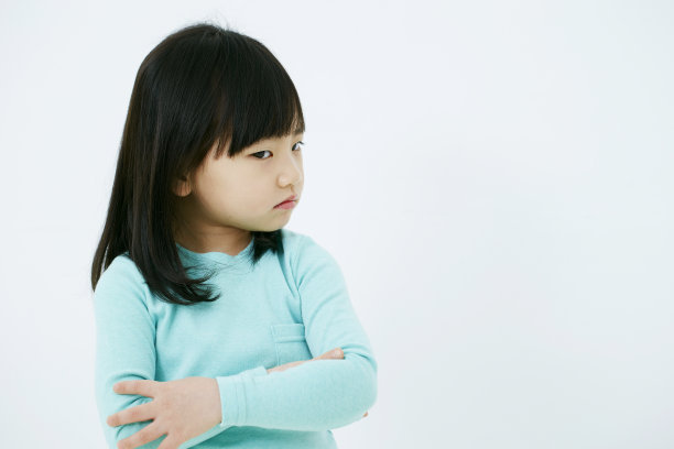 韩国女孩交叉双臂图片下载