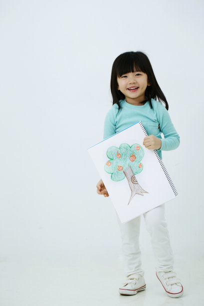 画画的韩国女孩图片下载