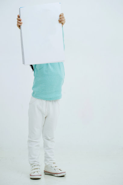 拿着速写本的韩国女孩图片下载