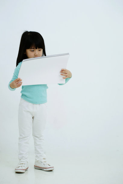 拿着速写本的韩国女孩图片下载