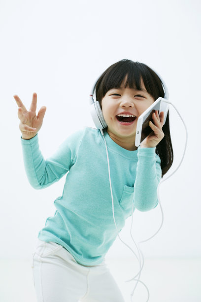 戴耳机的韩国女孩图片下载