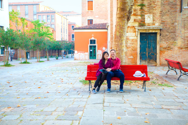 50年代初，意大利红板凳上一对多种族的夫妇图片下载