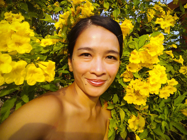 热带花卉中的自拍女人图片下载