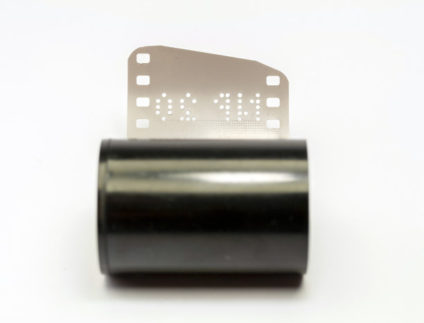 在孤立的白色背景上的旧胶卷。图片下载