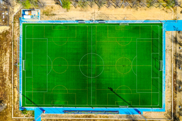 足球足球场。无人机的观点图片下载