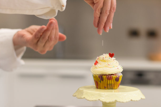 准备装饰蛋糕图片下载