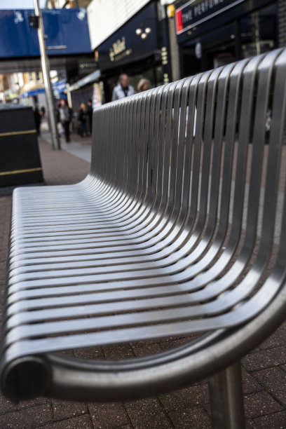 近景的现代不锈钢街道或公园长椅。有选择性的重点。图片下载