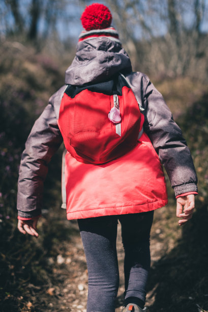 孩子们和家人一起在山上或树林里徒步旅行。图片下载